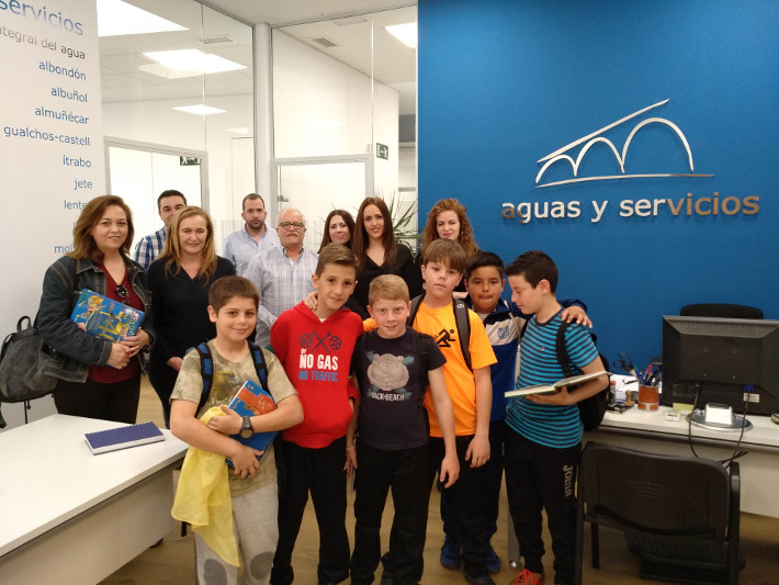 Alumnos del colegio Reina Fabiola celebran en Aguas y Servicios el Día del Libro
